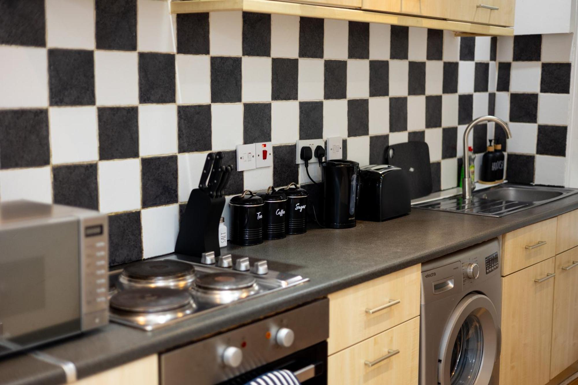 Spacious 3 Bedroom Ground Floor Apartment - 10 Mins From City Centre Leeds  Exterior foto